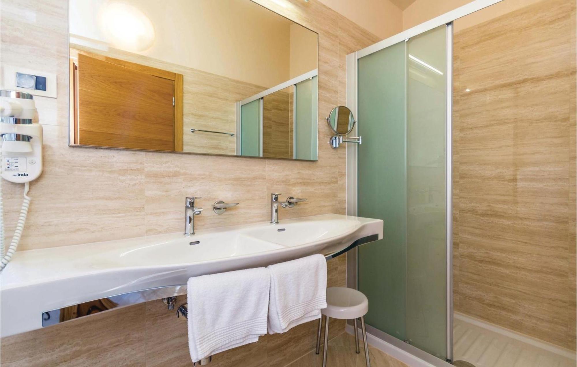4 Bedroom Beautiful Home In Turcic Vantacici Ngoại thất bức ảnh