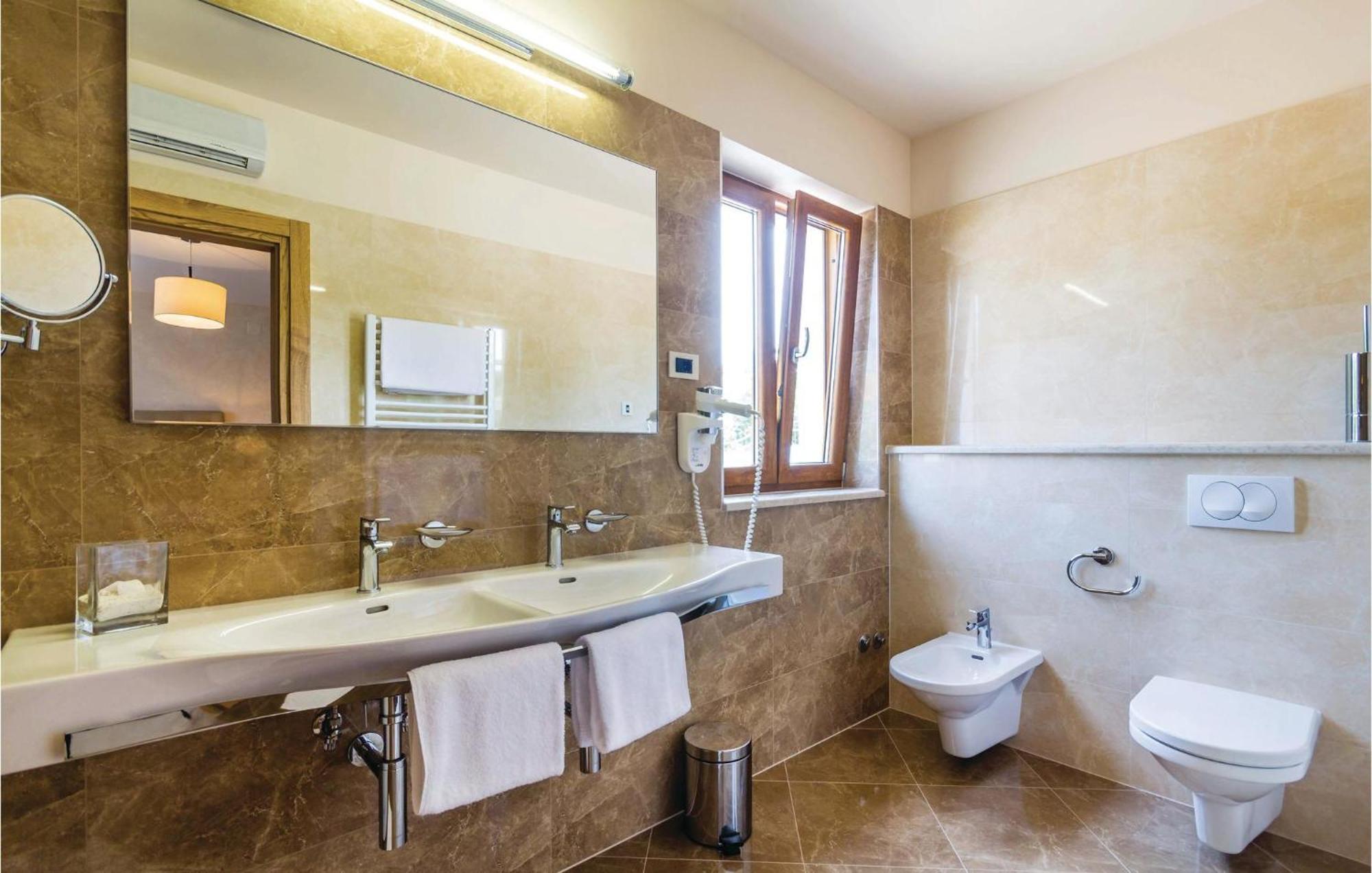 4 Bedroom Beautiful Home In Turcic Vantacici Ngoại thất bức ảnh